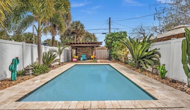 SUPER CUTE 2-BDR Lake Worth Beach Pool House - walk to town, golf & beach!