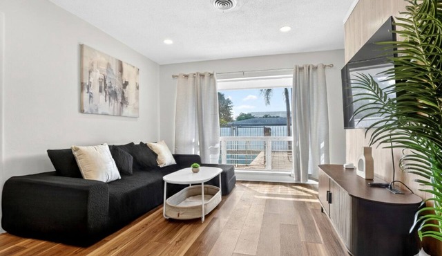 Swaying Palms Unit 1: 2 BR 2 Bath Retreat, Near Beach, Heated Pool, Free Parking