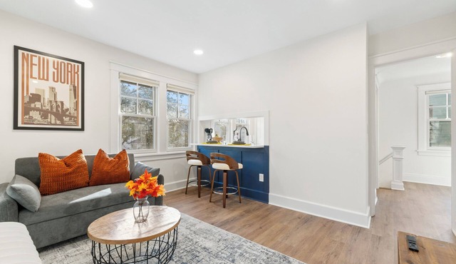The Bar Loft - Second Floor Suite. Close proximity to NYC and MetLife Stadium.