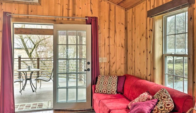 'The Boat House' Creekside Escape in Hot Springs!