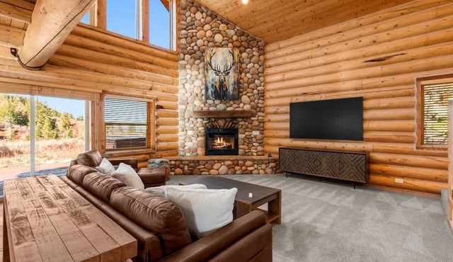 The Crestview Cabin Golf Simulator & Hot Tub