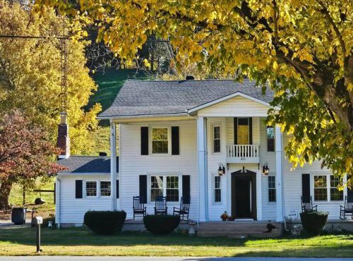 The Hudson House, Country Colonial Retreat