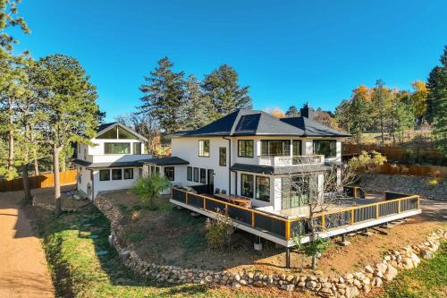 The Mesa House! Luxe Mountain Home near The Broadmoor