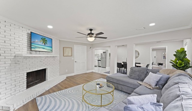 This apartment is a 3 bedroom(s), 2 bathrooms, located in Jacksonville, FL.