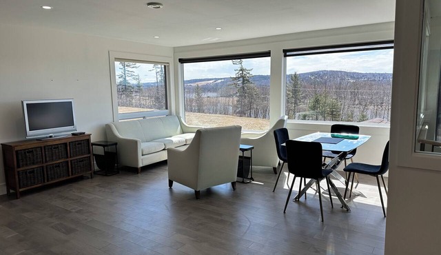 This beautiful overlooking the River Valley equipped with gorgeous home office! in Douglas
