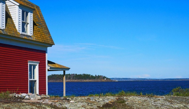 THIS IS THE PLACE - Intimate cottage with oceanfront views and AC!