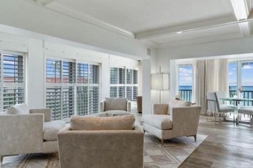 Three Bedroom Gulffront Condo with Sunset Views