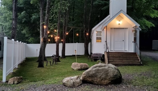 Tiny Chapel: A Romantic & Tranquil Retreat for Getaways & Lasting Memories.