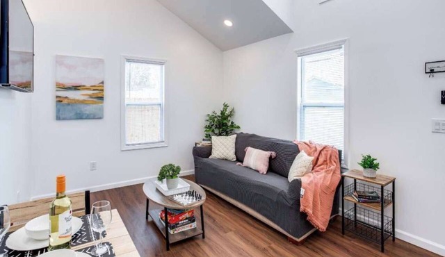 Tiny Home in Quiet Suburb near everything