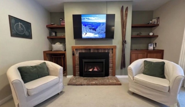 Top floor condo w/balcony, gas fireplace, tennis, walking/biking trails, w/d