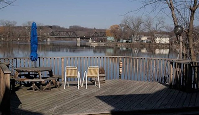Tranquil direct waterfront 3-bedroom flat in quiet Troy neighborhood with WiFi