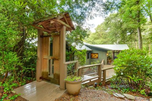 Tranquil Highlands Cottage w/Fire Pit & Stream!