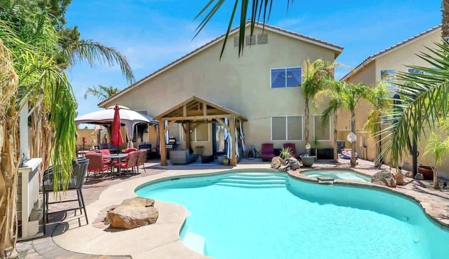Tropical 4BR Oasis w/Pool & Jacuzzi Near Strip!