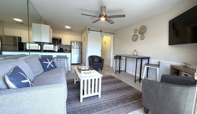 True Oceanfront & Across from Coligny! Walk Everywhere!