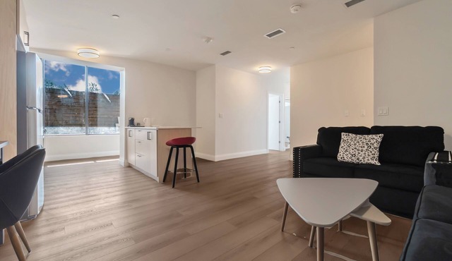 Unit 3 - Modern Fully Furnished 3 Bedroom Apartment in Toronto
