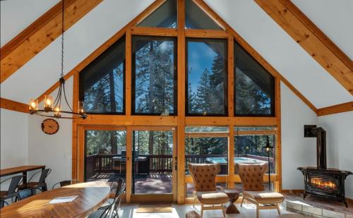 Updated Cabin w Lake Views in Amazing Location Private Hot-Tub