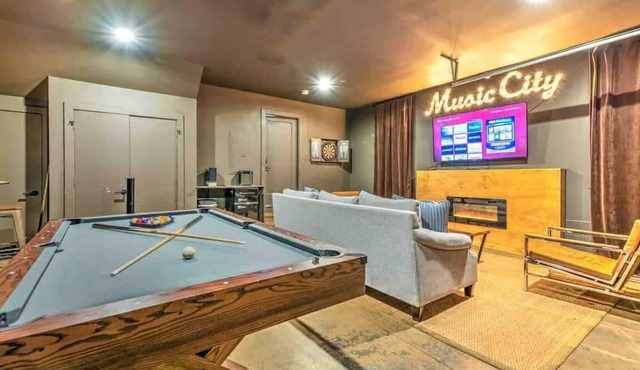 Upscale Luxury 13 Beds Karaoke Swanky Game Room!