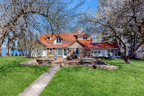 Victorian All-Suite Lakefront 3BR w/Pier