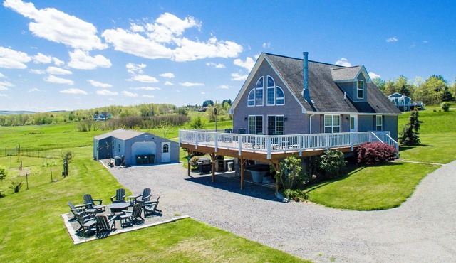 Vineyard with a View: Close to Wineries + Hot Tub!