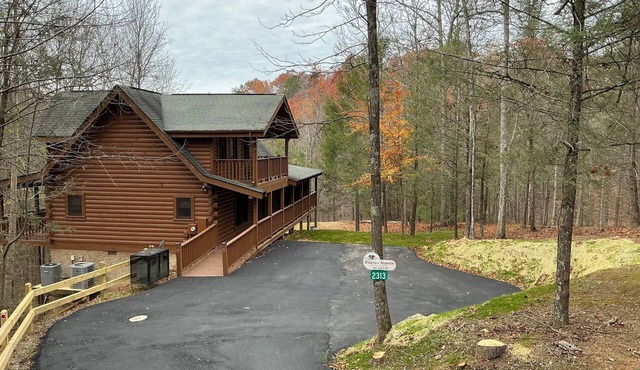 W/C Access w/Roll-in Shower! Hot Tub, Pool Table, Arcade Game, Resort Pool