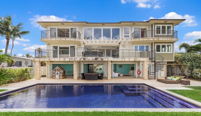 Waialua Beach House: Ocean Views w/Private Pool/Cabana! Steps to Beach
