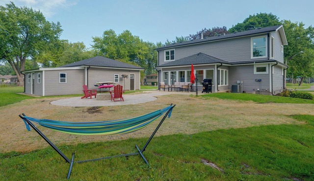 Walk to Beach! McCullom Lake Family Getaway in McHenry