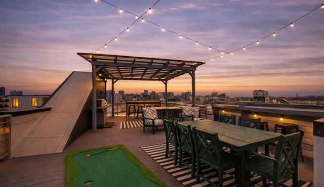 Walkable Location - 13 Beds - Rooftop Views