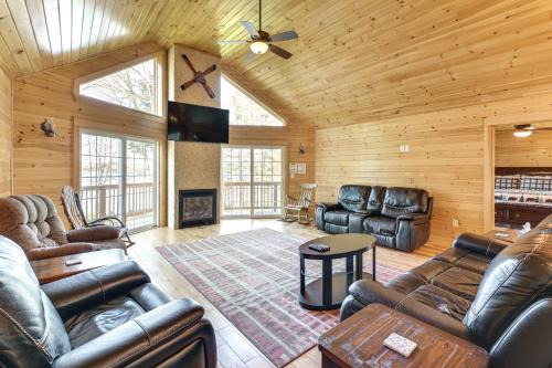 Waterfront Davis Pond Cabin w/Dock + Kayaks!