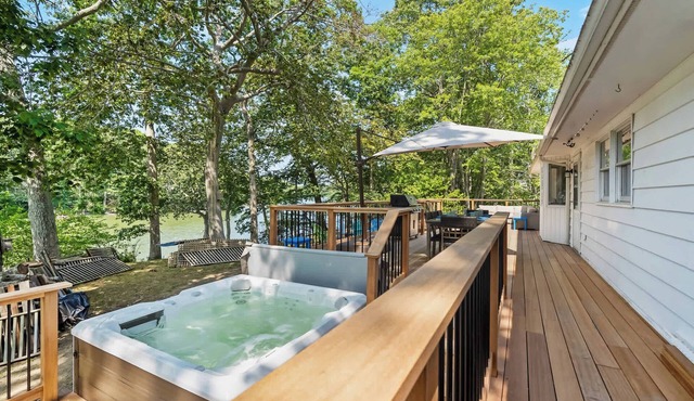 Waterfront Hot Tub Retreat w Kayaks | Kayak Point