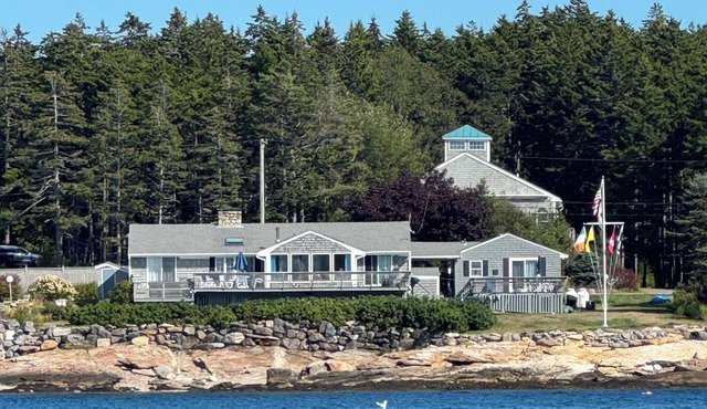 Waterfront, Pool, Hot Tub, Decks, Beach, Sunsets