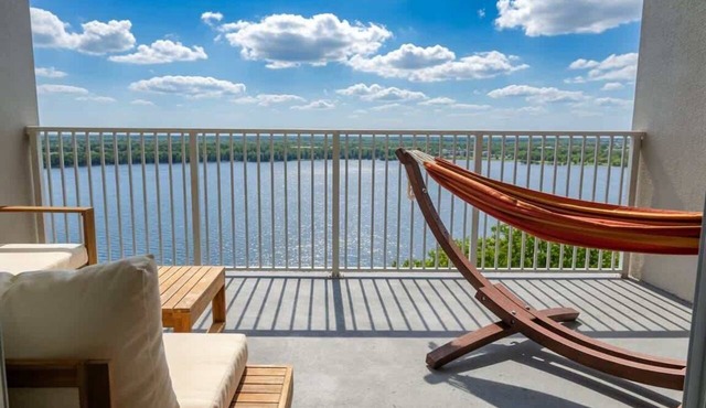 Waterfront Views 1 mile to Disney w/pool & Hot Tub