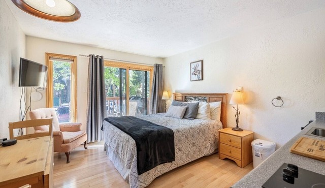 Welcome to Your Cozy Mountain Retreat at Four O'clock Lodge B06!