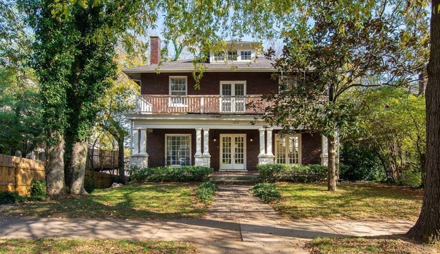 Willie Nelson's Old Apt! Walkable Location!
