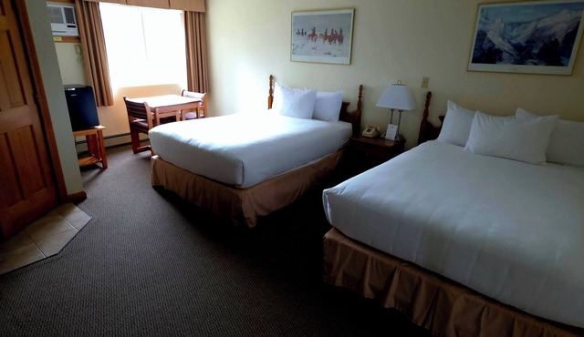 Wilson Lake Inn, Maine Lakefront Stay with Kayaks, WiFi & Spacious Rooms