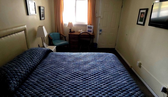 Wilson Lake Inn, Wilton ME: Lakefront Rooms, Kayaks & Canoes WiFi Porch