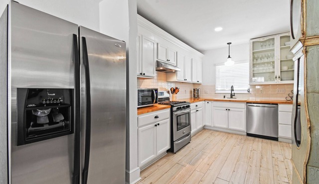 Windsor House - Quaint Home Near Beach, Golf & Downtown