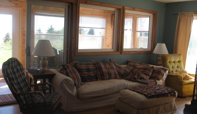 Winterized beachfront cottage with fireplace, screened in porch and deck in Albany