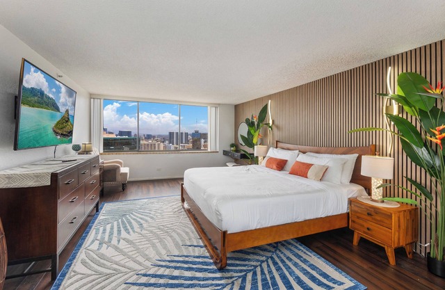 2bed/2bath Penthouse Ocean View.Recent Luxurious Renovation