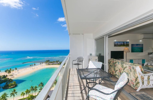 Awesome Ilikai Hotel, Views of the Duke Kahanamoku Lagoon and Waikiki Beach! Minutes away!