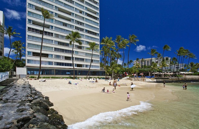 Beachfront Diamond Head views, Quiet End of Waikiki with Swimming/Surfing!