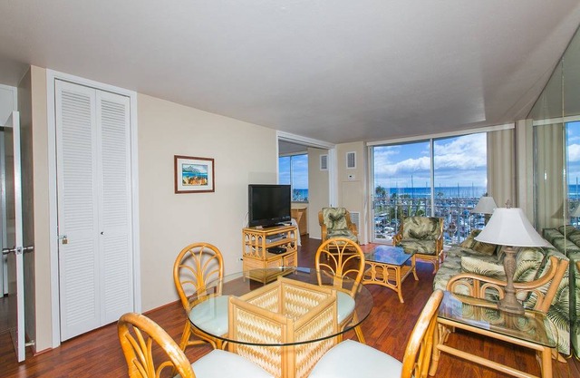 Breathtaking Ocean Views - Waikiki - Ilikai Marina