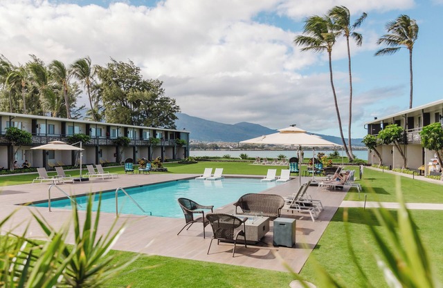 Fun for the Whole Family! 4 Convenient Units, Outdoor Pool, Near Paukukalo Beach