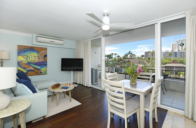Heart of Waikiki! Lower Floor! Great Location! Washlet, AC, Wi-Fi, Kitchen!