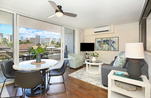 Heart of Waikiki! Lower Floor! Close to Beach! FREE Parking & Wi-Fi, Kitchen!
