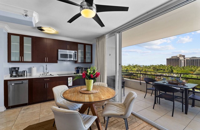 Heart of Waikiki With Partial Ocean View! Washlet! FREE Off-site Parking!