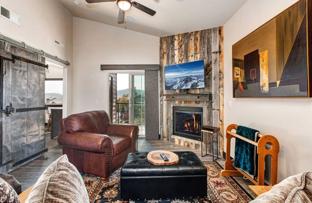 High-end mountain condo near town with hot tub, pool & fitness room