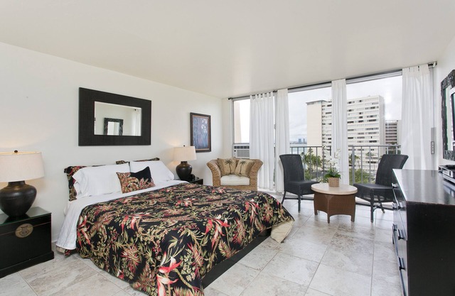 〽High Floor〰Ocean-View〰Queen-Bed〰Studio w/Kitchenette, Very Quiet Building