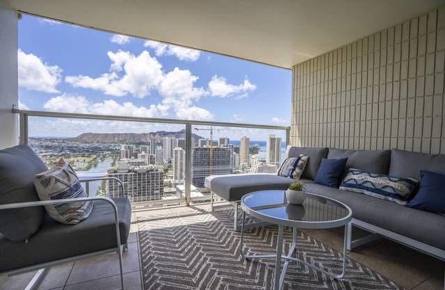IC 43th Floor Studio with balcony to enjoy Mountain View