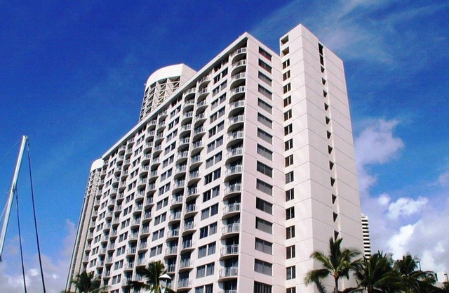 ILIKAI MARINA OCEANFRONT 91 -ONE BEDROOM AND SPECTACULAR OCEAN VIEW