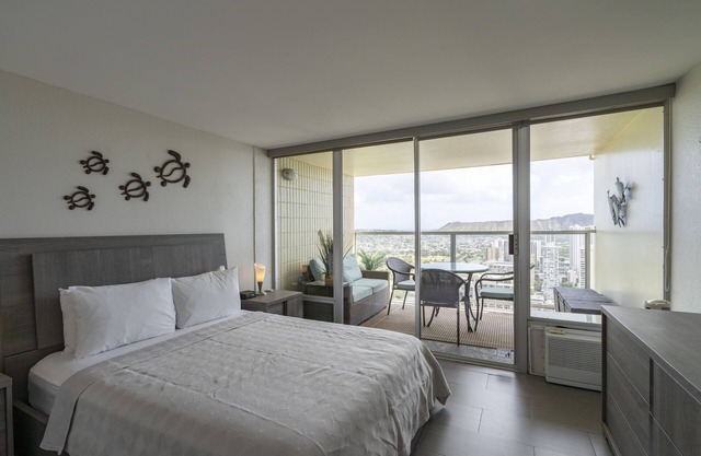 Modern 43rd Floor 1BD - Views of Panoramic Ocean & Diamond Head!